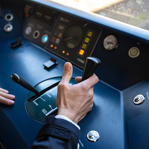 S-Bahnen steuern ist mehr als Bremsen und Beschleunigen - das lernt man in der umfangreichen Ausbildung.
