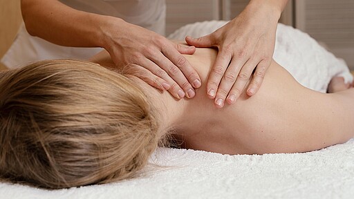 Wellness-Auszeit auf Hermannswerder Vom Pool und Dampfbad bis zur schwimmenden Seesauna und Sole-Kammer - ein entspannter Wellnessnachmittag ist garantiert!