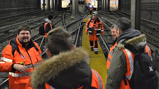 Christian Hoffmann führt durch den Tunnel