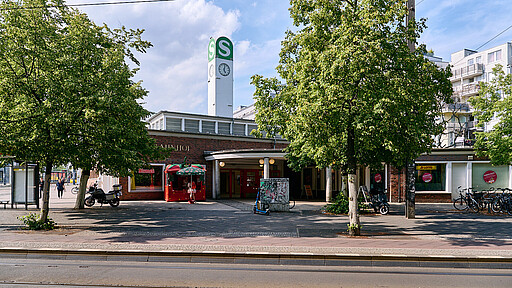 Ein Empfangsgebäude mit Geschichte Das heutige Empfangsgebäude des Nordbahnhofs, einst Stettiner Bahnhof, hat die bewegte Geschichte des Nordsüd-S-Bahn-Tunnels nahezu unverändert überdauert.