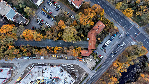 Luftaufnahme des heutigen Endpunkts der historischen Siemensbahn Die Luftaufnahme dokumentiert den heutigen Endpunkt der historischen Siemensbahn (grau überdacht) an der Station Gartenfeld.
