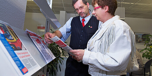 Beratung einer Kundin im Abocenter am Ostbahnhof