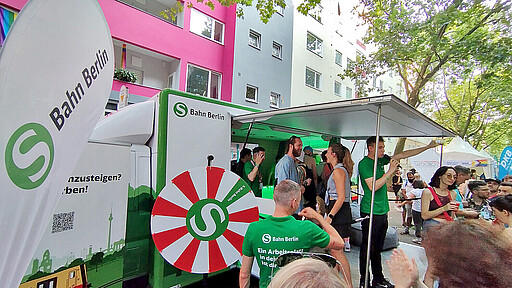 Bunt, divers und voll. Die S-Bahn Berlin hat mitgefeiert und sich als weltoffenes Unternehmen präsentiert, dabei kam das neue Infomobil zum Einsatz.