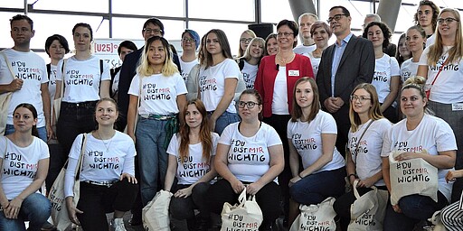 Ulrike Kostka und Peter Buchner mit den ehrenamtlichen Helfern.