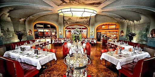 Festlich gedeckt im Restaurant Refugium  Restaurant Refugium mit gedeckter Tafel