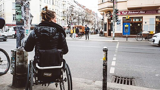 Laura Gehlhaar Laura Gehlhaar an einer Straßenkreuzung in Friedrichshain-Kreuzberg