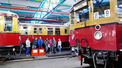 Während einer Führung durch das Werk in Erkner erhalten Besucher:innen Einblicke in die historische Fahrzeugsammlung des Vereins „Historische S-Bahn“.