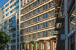 Deutsches Spionagemuseum am Leipziger Platz Eingang des Deutschen Spionagemuseums mit grüner Leuchtschrift in einem modernen Gebäudekomplex.