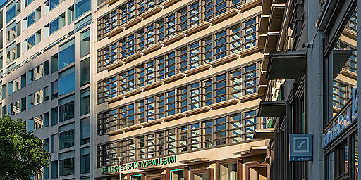 Deutsches Spionagemuseum am Leipziger Platz Eingang des Deutschen Spionagemuseums mit grüner Leuchtschrift in einem modernen Gebäudekomplex.