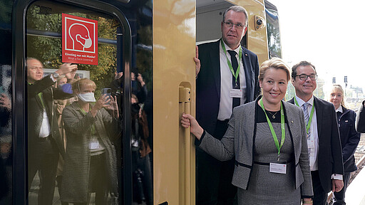 Zum Start haben Berlins Regierende Bürgermeisterin Franziska Giffey und Rainer Genilke, Staatssekretär für Infrastruktur und Landesplanung des Landes Brandenburg, einen Zug der neuen Baureihe 483/484 auf der Strecke der S8 von Pankow nach Treptower Park jeweils einige Kilometer selbst gesteuert.