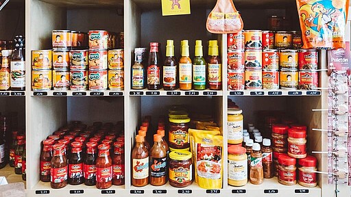 Südamerikanischer Supermarkt Chili und Paprika. Regal im südamerikanischen Supermarkt Chili und Paprika.