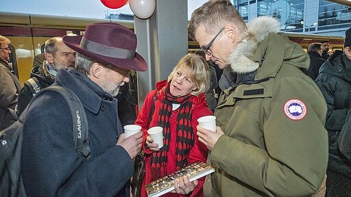 Ostkreuz im Dezember 2018 Dr. Hartmut Freystein (links), Leiter der EBA-Außenstelle Berlin, mit der Ostkreuz-Projektmanagerin Karin Kamitz und Ostkreuz-Projektleiter Christian Welzel von der DB Netz AG.