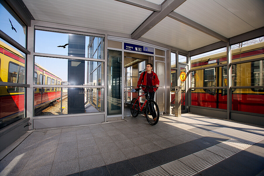 Mit dem Fahrrad im Aufzug am S-Bahnsteig in Charlottenburg