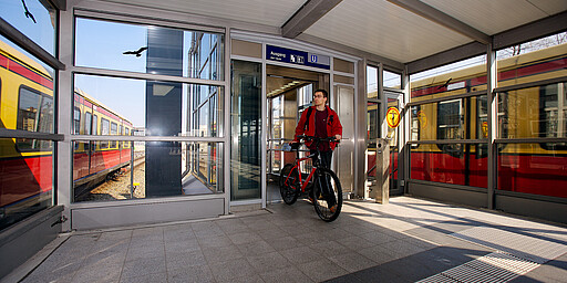 Mit dem Fahrrad im Aufzug am S-Bahnsteig in Charlottenburg