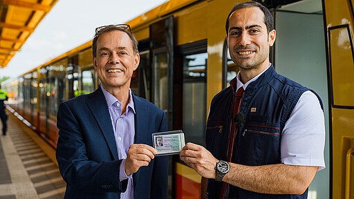Ausbildungsoffensive der S-Bahn Berlin S-Bahnchef Peter Buchner überreicht dem eintausendsten Lokführer Mohammad Omidi nach bestandener Prüfung den Führerschein.