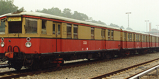 Hilfsgerätezug Der dreiteilige Hilfsgerätezug 478 001-003 entstand aus Fahrzeugen der Baureihe 275 und war von 1971 bis 1995 in der S‑Bw Wannsee beheimatet.