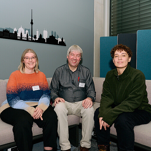 [Translate to Englisch:] Ein starkes Team für den Beirat: Sprecher Harald Voß und seine Stellvertreterinnen Ramona Sahlmann und Chantal Klein.