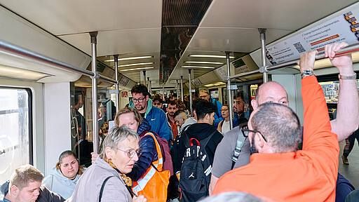 Buntes Treiben an Bord Während der letzten Fahrt des nicht modernisierten 481er herrscht im Zug lebhaftes Treiben.