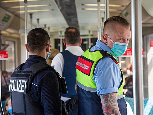 Offene Augen: DB Sicherheit-Mitarbeiter Stefan G. mit den Kollegen von Polizei und Ordnungsamt