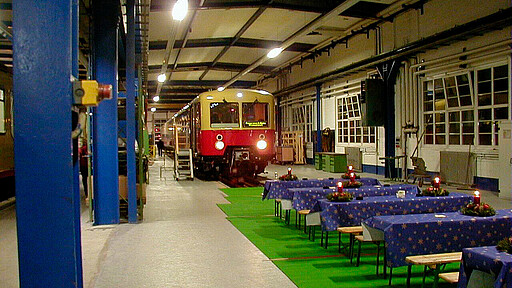 Panoramazug Der Panoramazug war anlässlich eines Pressetages in der Betriebswerkstatt Wannsee im November 1999 zu Gast. Für die Teilnehmer wurde das Gleis 661 zum Buffet umgebaut.