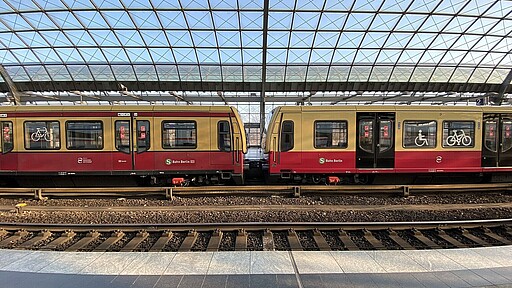 Projekt Langlebigkeit Eine S-Bahn der Baureihe 481 vor (links) und nach (rechts) ihrer Umrüstung im Bahnhof Spandau