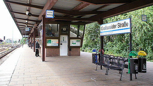 Am Bahnsteig Der Bahnhof Greifswalder Straße, wie er im Jahr 2004 vor der Modernisierung des Eingangsbereichs aussah.