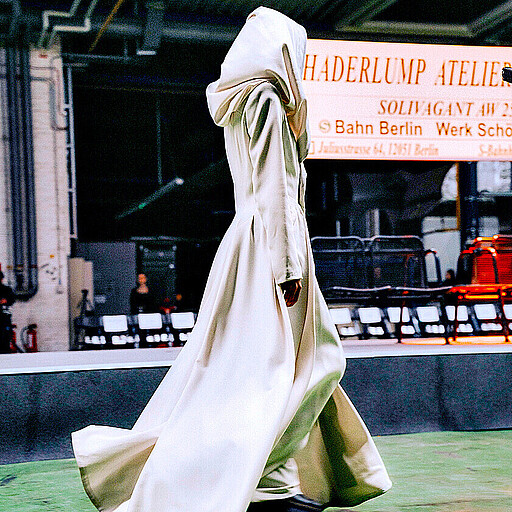 Dort, wo normalerweise Lackierer:innen die Wagenkästen der S-Bahnen mit ihren typischen Lackfarben Rot und Gelb versehen, präsentierten zahlreiche Models die neueste Mode.