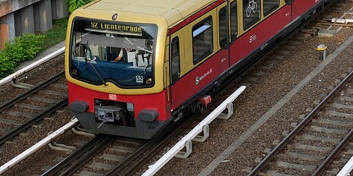 Baureihe 481 Baureihe 481 bei der Einfahrt zum S-Bahnhof Gesundbrunnen