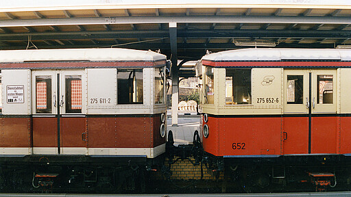 Zwei Triebwagen der Baureihe 275 aus Ost und West, aufgenommen am 25.11.1989 im Bahnhof Wannsee