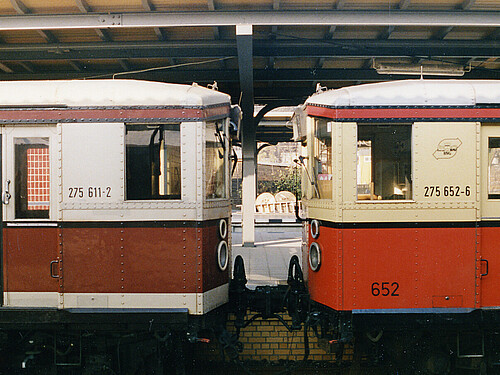 Zug der BR 275 / Mauerfall Zwei Triebwagen der Baureihe 275 aus Ost und West, aufgenommen am 25.11.1989 im Bahnhof Wannsee