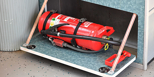 Stets griffbereit: der Feuerlöscher