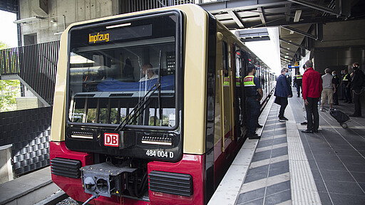 2. Impfzug Sonderzug zur Imfpaktion am Bahnsteig