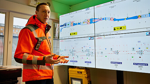 Patrick Schneider erklärt die Sicherheitstechnik.