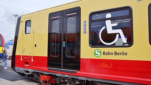 Der erste Halbzug der neuen S-Bahnbaureihe auf dem Freigelände der InnoTrans 2018