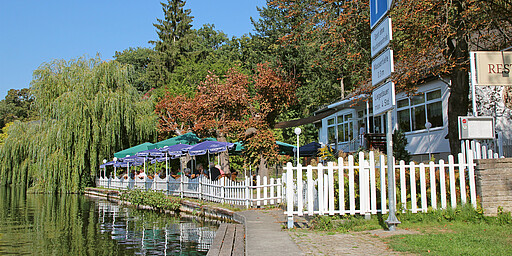 Gastro-Tipp: Restaurant "Liebesquelle"  Von der Terrasse direkt am Wasser hat man einen fantastischen Panoramablick.