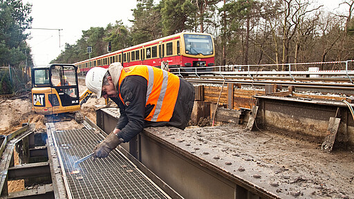 Streckenarbeiten Bauarbeiten an Gleisen und Weichen in Grunewald