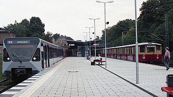 Baureihe 480 Alt trifft neu: eine damals brandneue S-Bahn der Baureihe 480 und ein Stadtbahner gemeinsam am Gleis auf dem S-Bahnhof Hohen Neuendorf