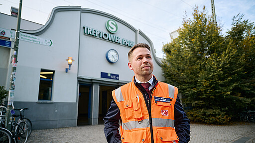 Am Ort des Geschehens. Überblick über die Lage verschaffen: Geht ein Zug am Bahnsteig kaputt fährt Robert Weidner mit dem Dienstwagen los und packt vor Ort auch selbst mit an.