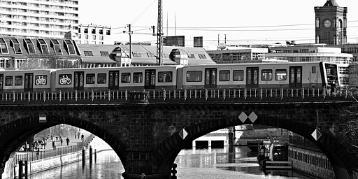 Baureihe 483/484 auf dem Stadtbahn-Viadukt am Hackeschen Markt