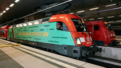 Ein Zug mit Werbung zum Deutschland-Ticket
