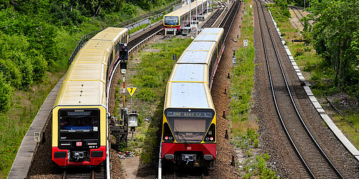 Hermannstraße Am 30. Mai 2020 passiert ganz links ein Zug der neuen Baureihe 483/484 der Berliner S-Bahn während einer Testfahrt die Oderstraßenbrücke, während auf dem Gegengleis ein Ringbahnzug BR 480 der Linie S42 Richtung Osten fährt. In der Abstellanlage des Bahnhofs Hermannstraße steht ein Vollzug der BR 481 mit Fahrziel Flughafen Schönefeld. Seit 1. Januar 2021 verkehrt die neue S-Bahnbaureihe regulär als S47 auf der Strecke Hermannstraße–Spindlersfeld. Auf der kompletten Ringbahn sollen sie spätestens ab 2023 regulär verkehren.