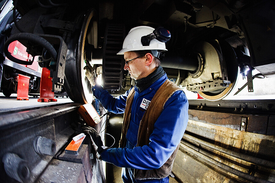 in der Werkstatt Wartungsarbeiten unter dem Zug