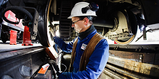 in der Werkstatt Wartungsarbeiten unter dem Zug