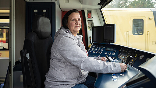 Probesitzen auf dem zukünftigen Arbeitsplatz Nach bestandenem Bewerbungsgespräch durfte Alexandra Kelm einen Blick auf ihren zukünftigen Arbeitsplatz werfen.