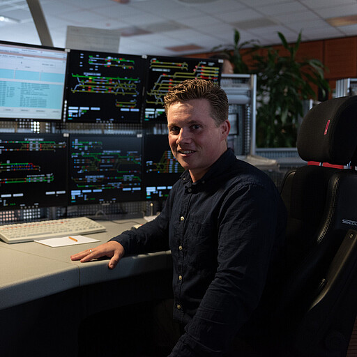 Fabian Kielczynski an seinem Arbeitsplatz