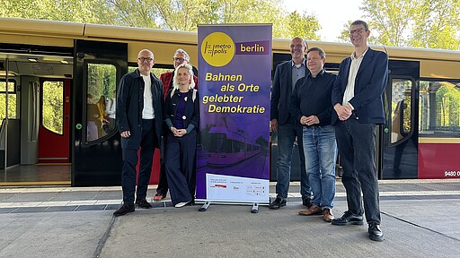 Stellten das Projekt am Bahnhof Wartenberg vor (v.l.n.r.): Heiko Büttner (S-Bahnchef), Ludger Lemper (metro_polis berlin), Kristina Krömer (Gründerin metro_polis berlin), Stephan Machulik (Staatssekretär Bauen und Wohnen Berlin), Martin Schäfer (Lichtenbergs Bezirksbürgermeister) und Ulf Tranow (metro_polis berlin)