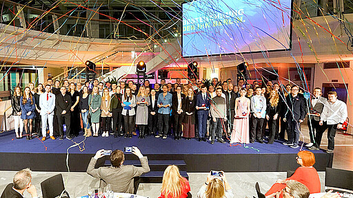 Die ausgezeichneten Absolvent:innen bei der Bestenehrung.