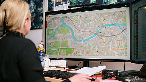 Baumaßnahmen sind immer eine Herausforderung Mitarbeiterin Alexandra Koch behält auf dem Kartenausschnitt die Sperrung des Nord-Süd-S-Bahn-Tunnels im Blick.