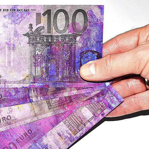 Geld mit Farbflecken