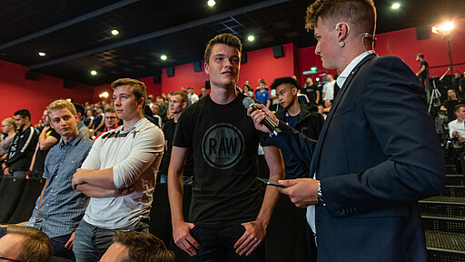 Dominc Groth (2. v. r.), DB-Azubi und angehender Elektroniker für Betriebstechnik, bei der Begrüßung in Berlin.